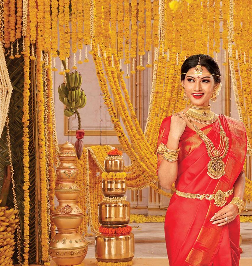 సాంప్రదాయ దుస్తుల్లోనే హాట్ షో.. ఎద అందాలతో ఫిదా చేస్తున్న కృతి సనన్ -  heroine krithi sanon latest photos in traditional dress goes viral -  Samayam Telugu
